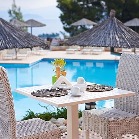 Alia Palace Hotel - Adults Only 16+ Chalkidiki ภายนอก รูปภาพ A poolside table at a hotel