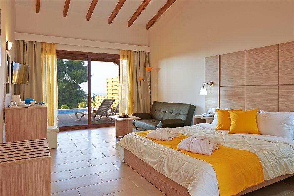 Alia Palace Hotel - Adults Only 16+ Chalkidiki ภายนอก รูปภาพ A room at the hotel