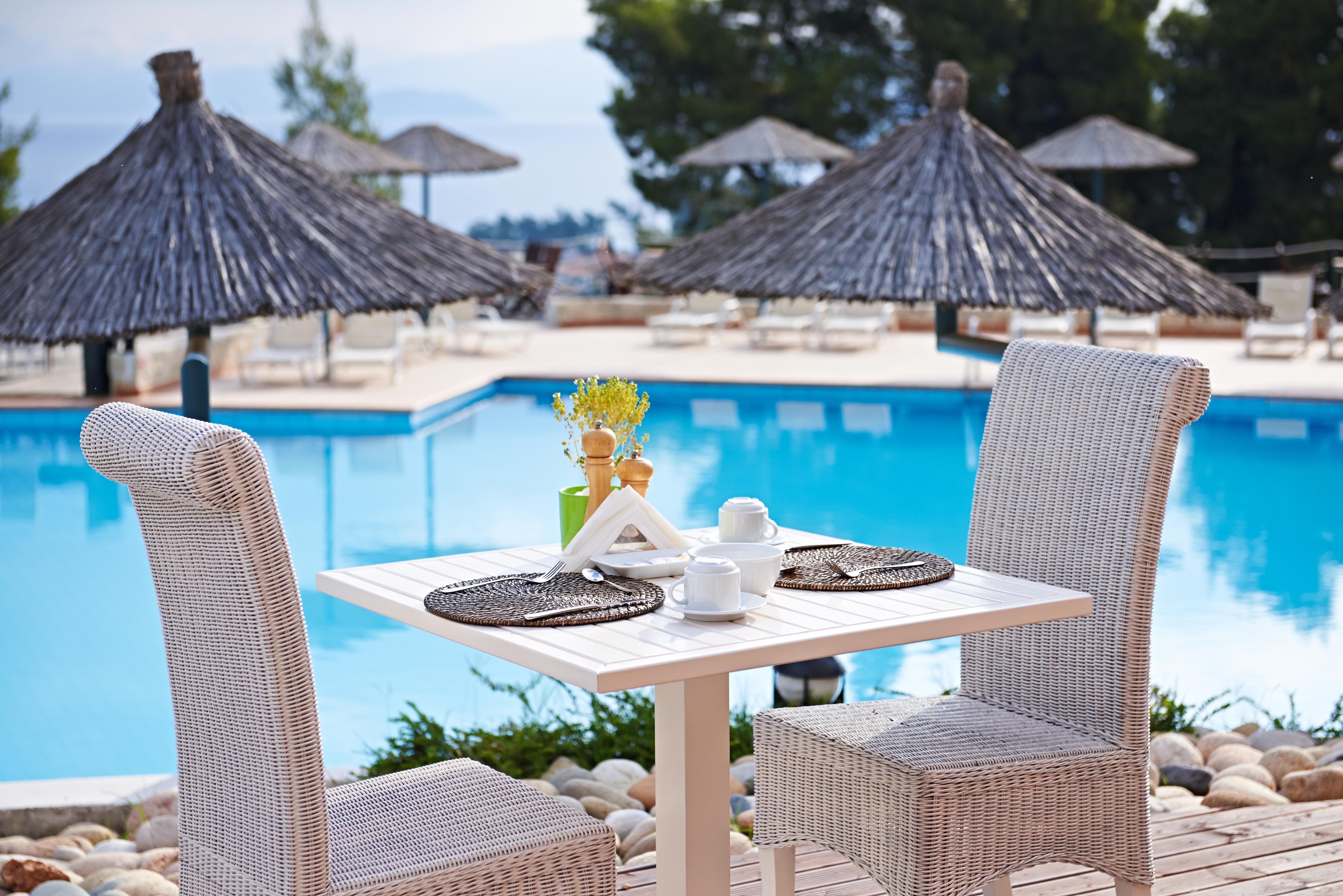 Alia Palace Hotel - Adults Only 16+ Chalkidiki ภายนอก รูปภาพ A poolside table at a hotel