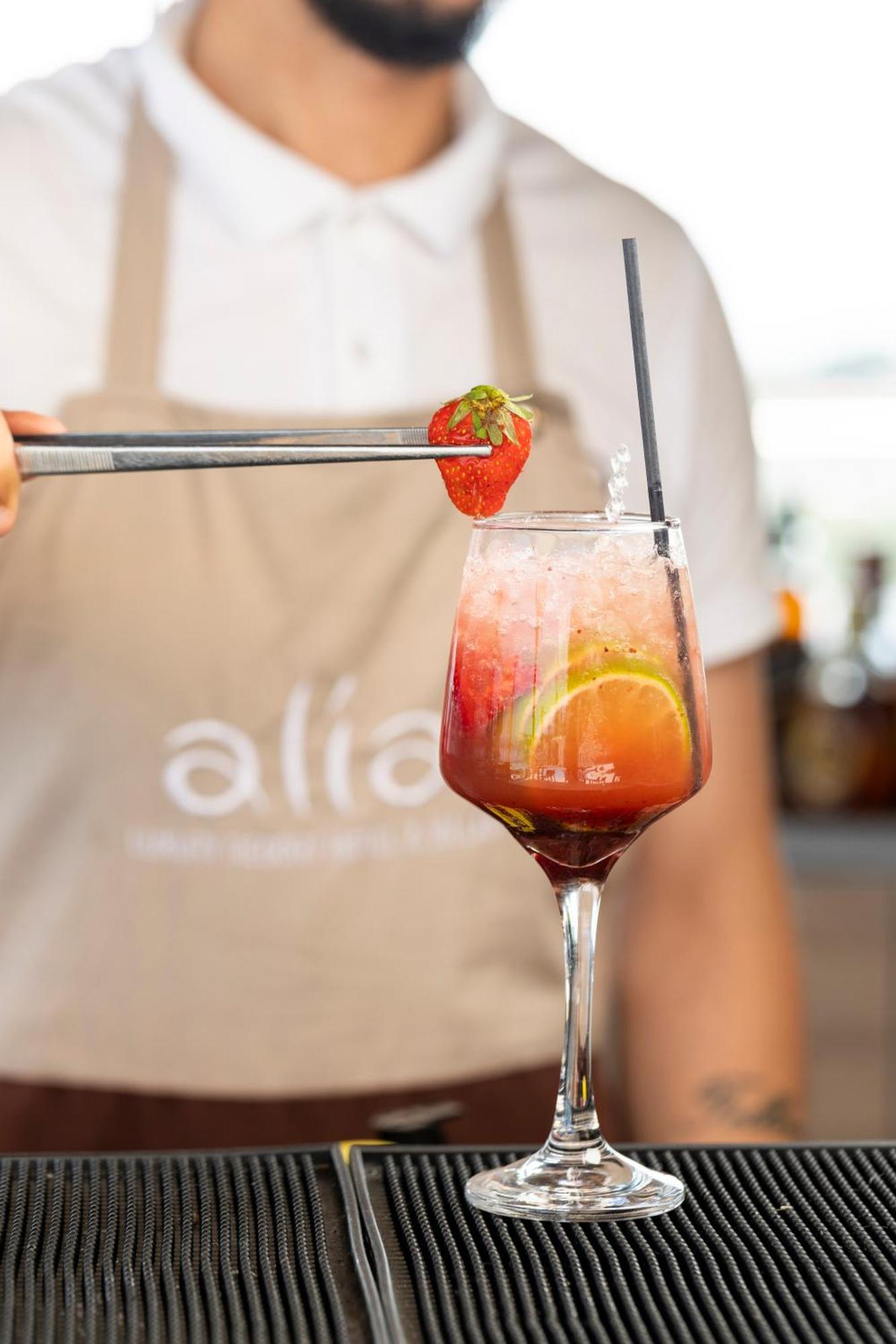 Alia Palace Hotel - Adults Only 16+ Chalkidiki ภายนอก รูปภาพ A strawberry being placed on a strawberry bellini