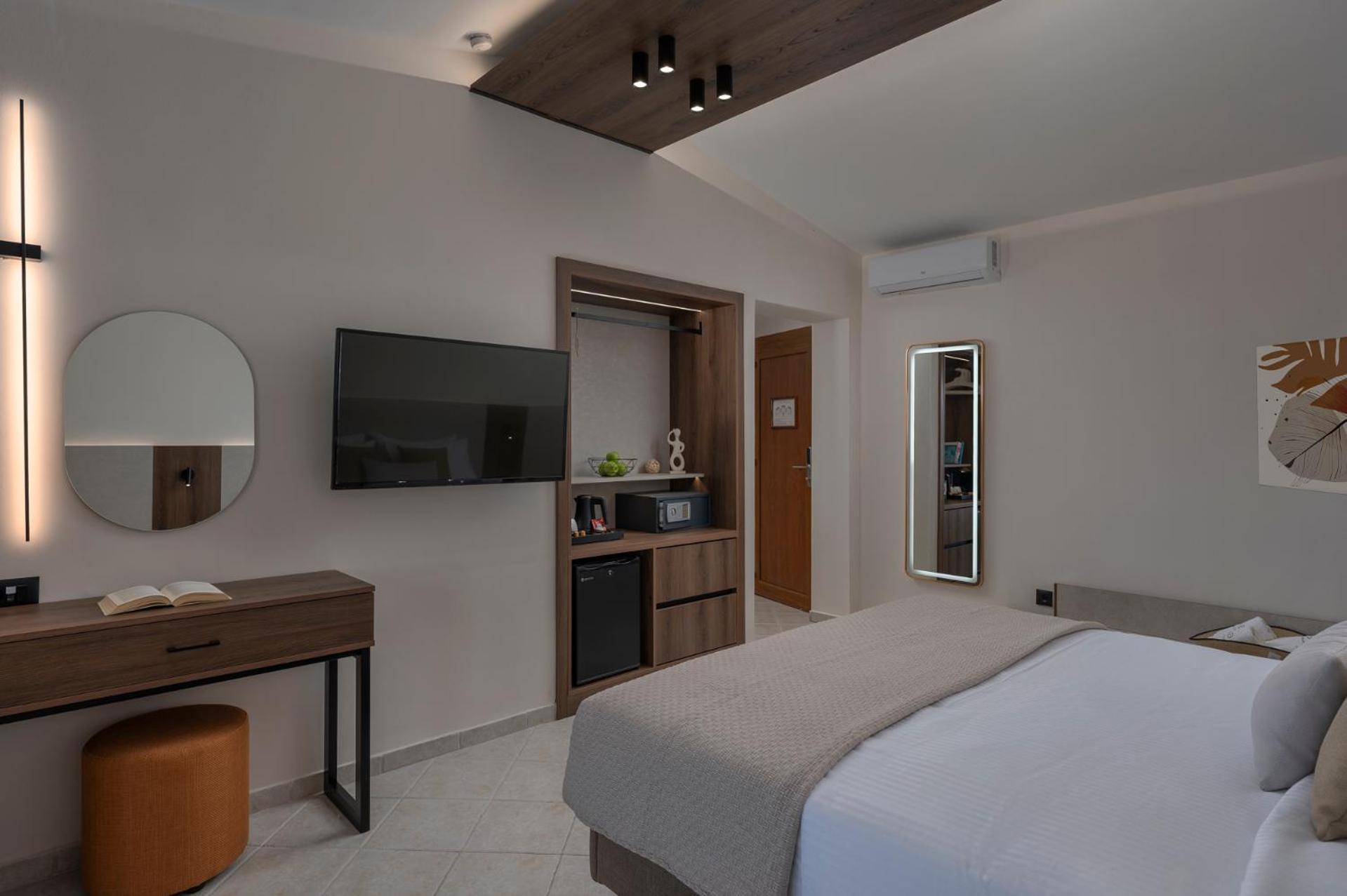 Alia Palace Hotel - Adults Only 16+ Chalkidiki ภายนอก รูปภาพ A room at the hotel