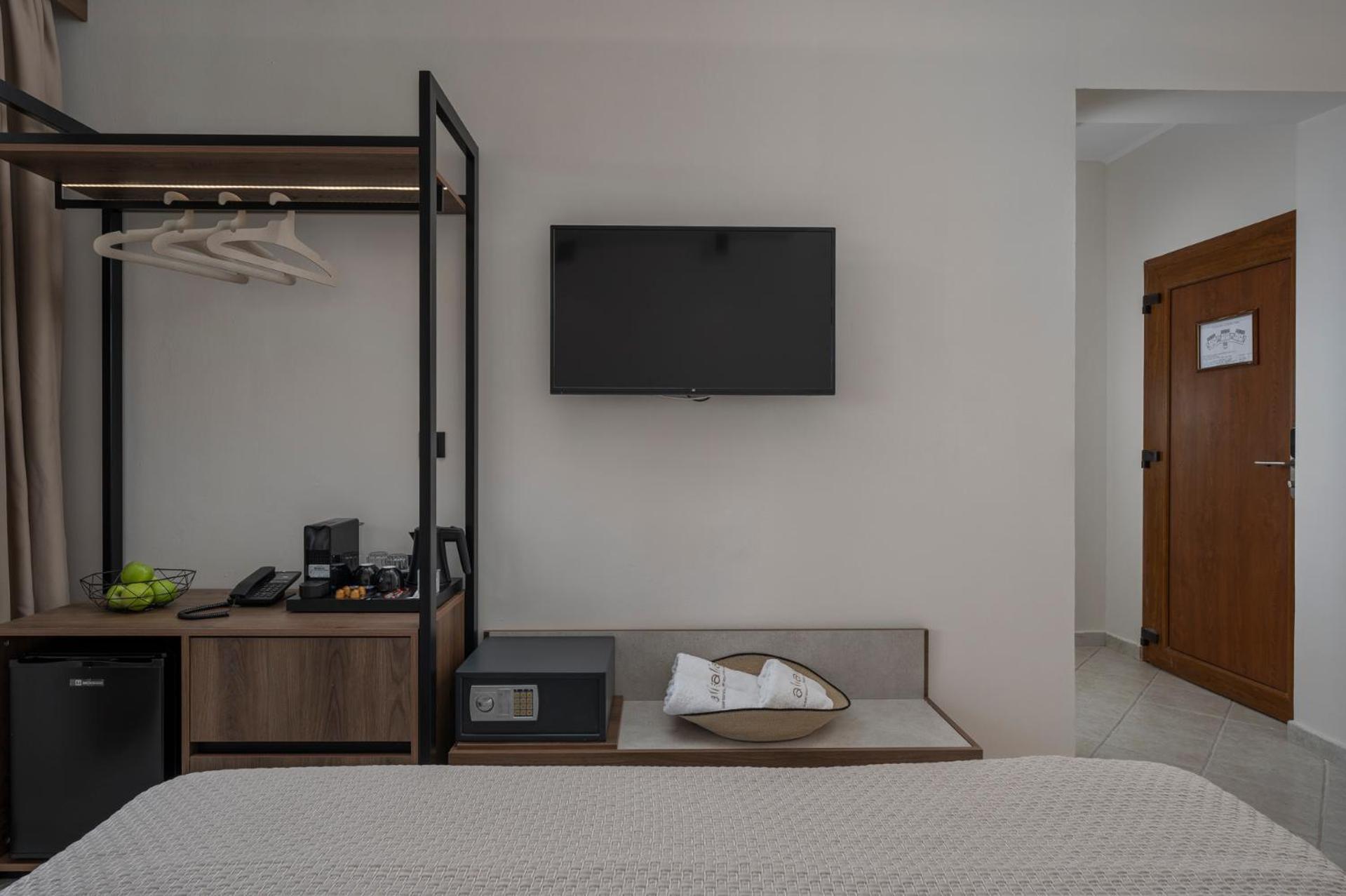 Alia Palace Hotel - Adults Only 16+ Chalkidiki ภายนอก รูปภาพ A room at the hotel