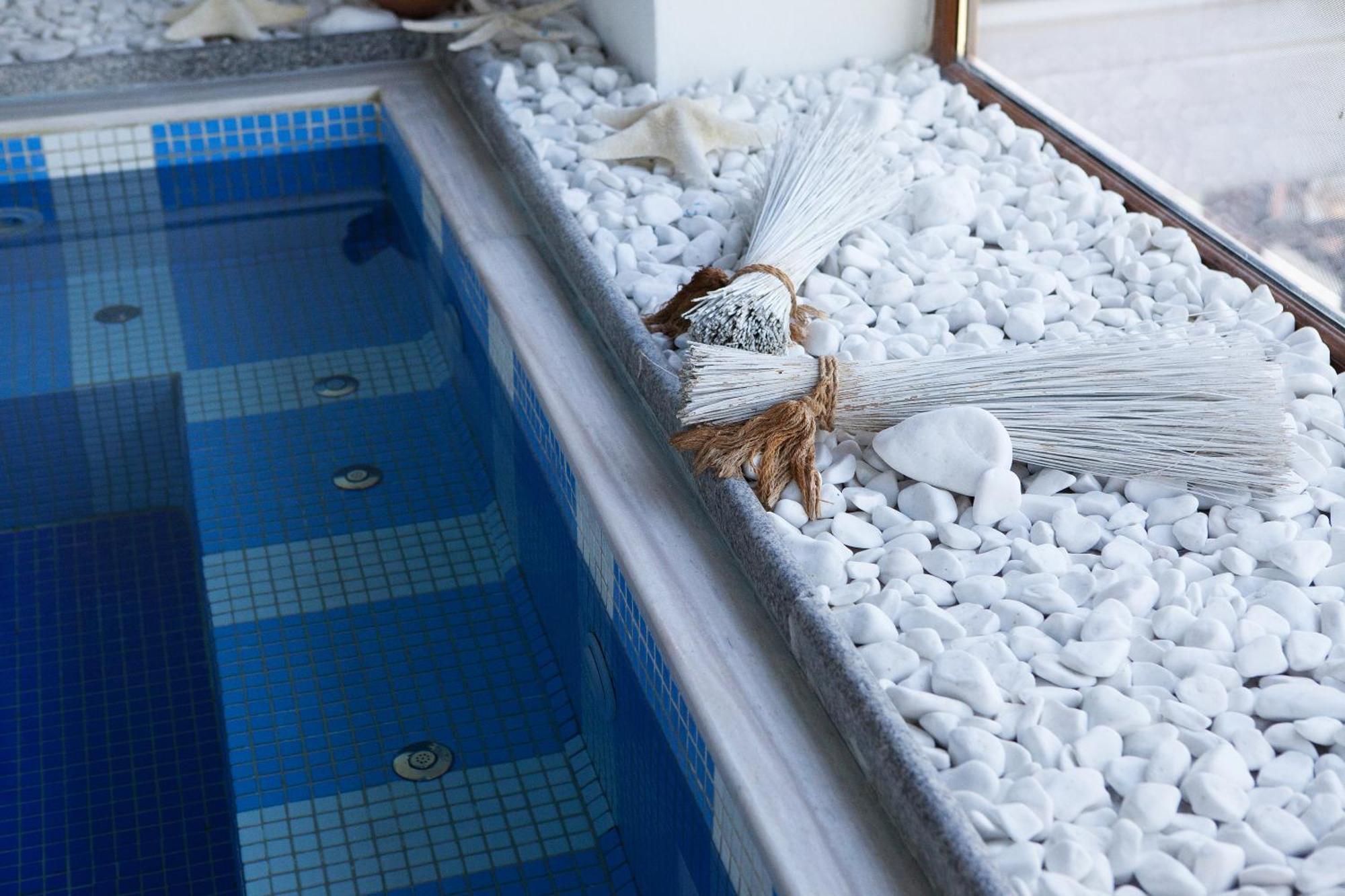 Alia Palace Hotel - Adults Only 16+ Chalkidiki ภายนอก รูปภาพ A white peacock displaying his train
