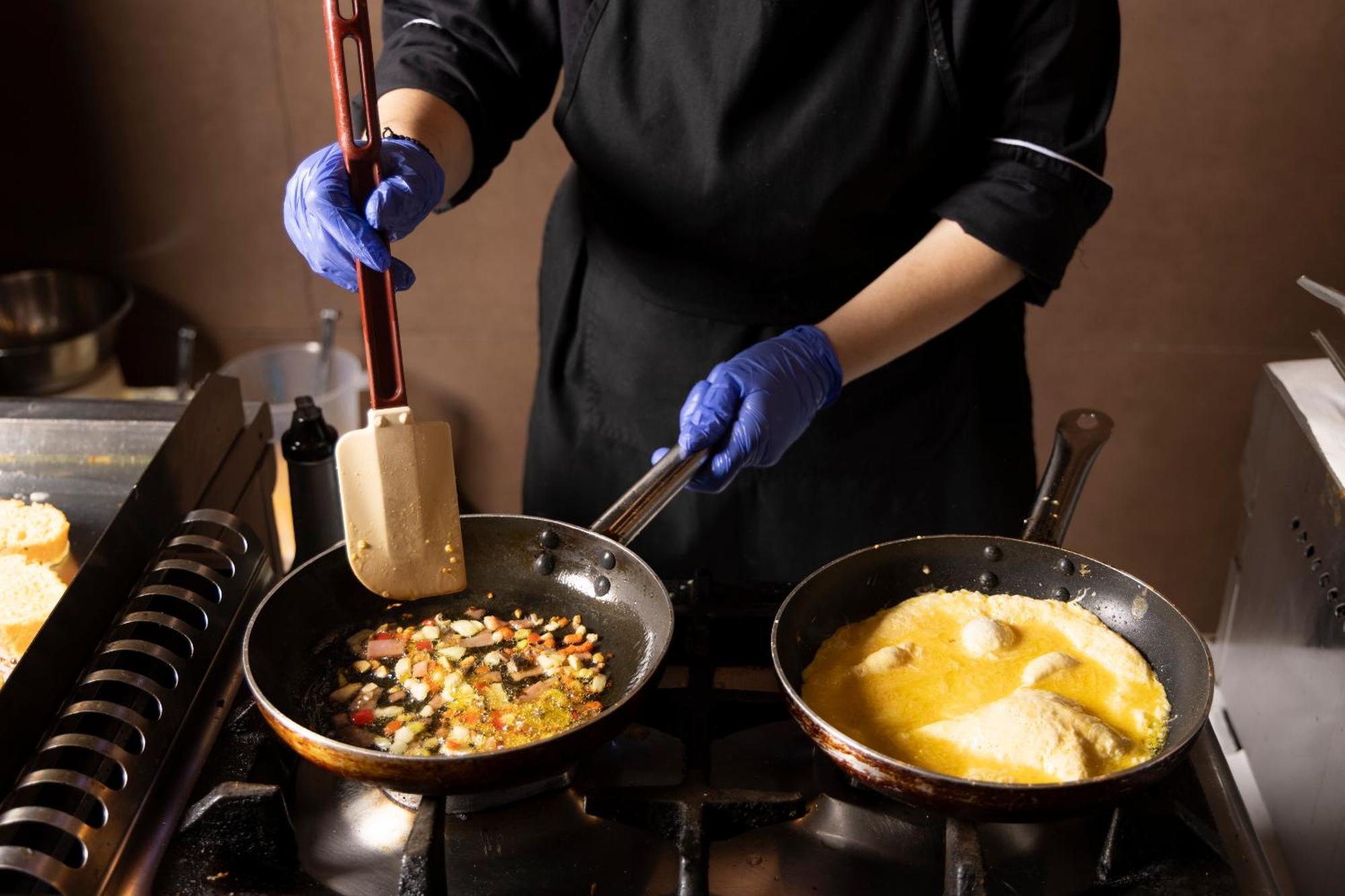 Alia Palace Hotel - Adults Only 16+ Chalkidiki ภายนอก รูปภาพ A chef cooking