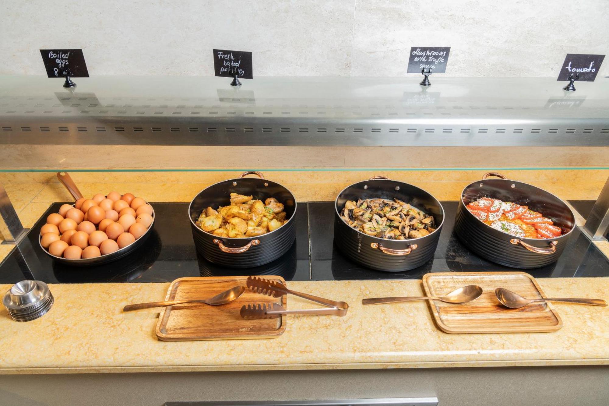 Alia Palace Hotel - Adults Only 16+ Chalkidiki ภายนอก รูปภาพ A breakfast buffet at a hotel