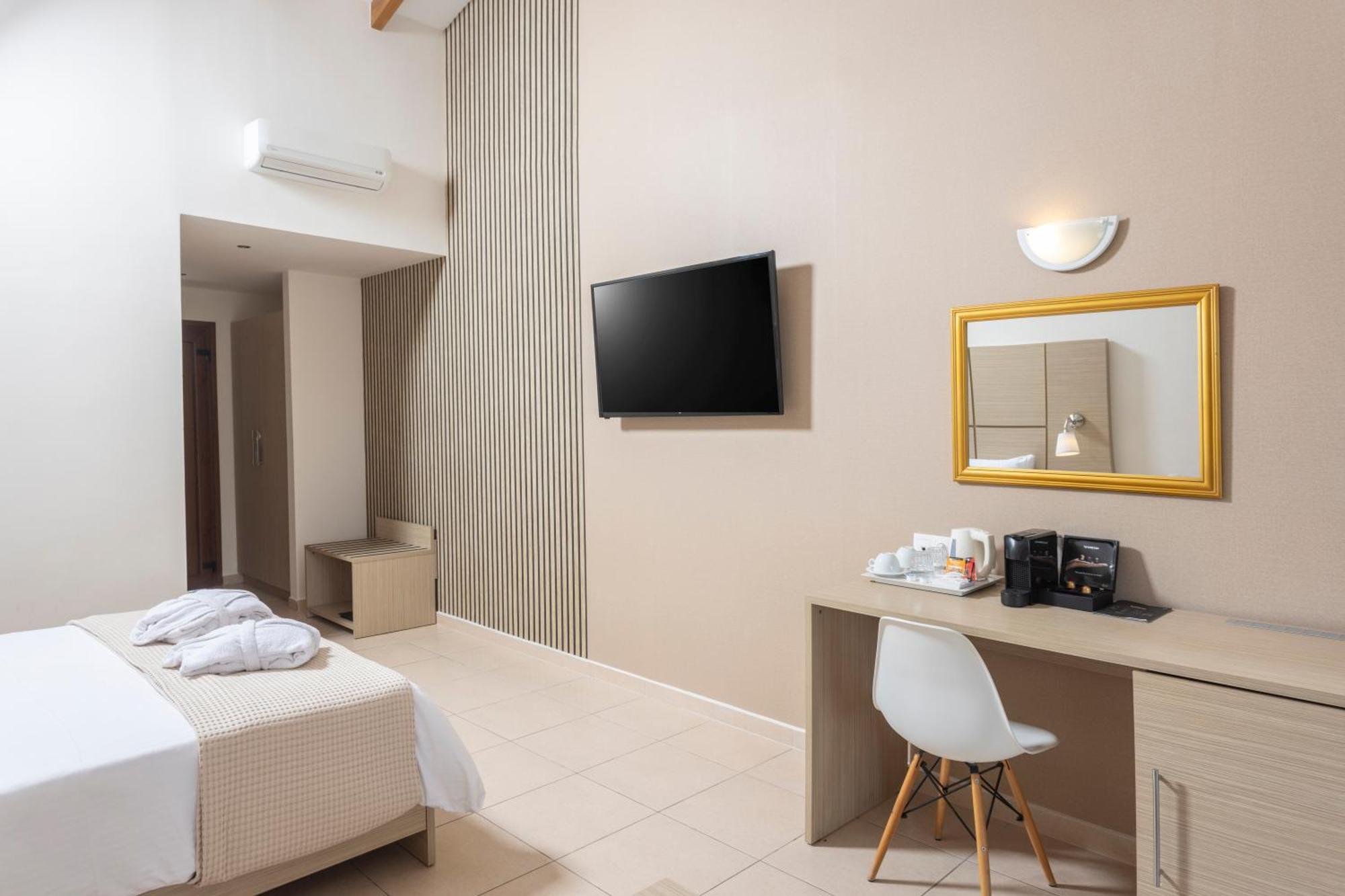 Alia Palace Hotel - Adults Only 16+ Chalkidiki ห้อง รูปภาพ A room at the hotel