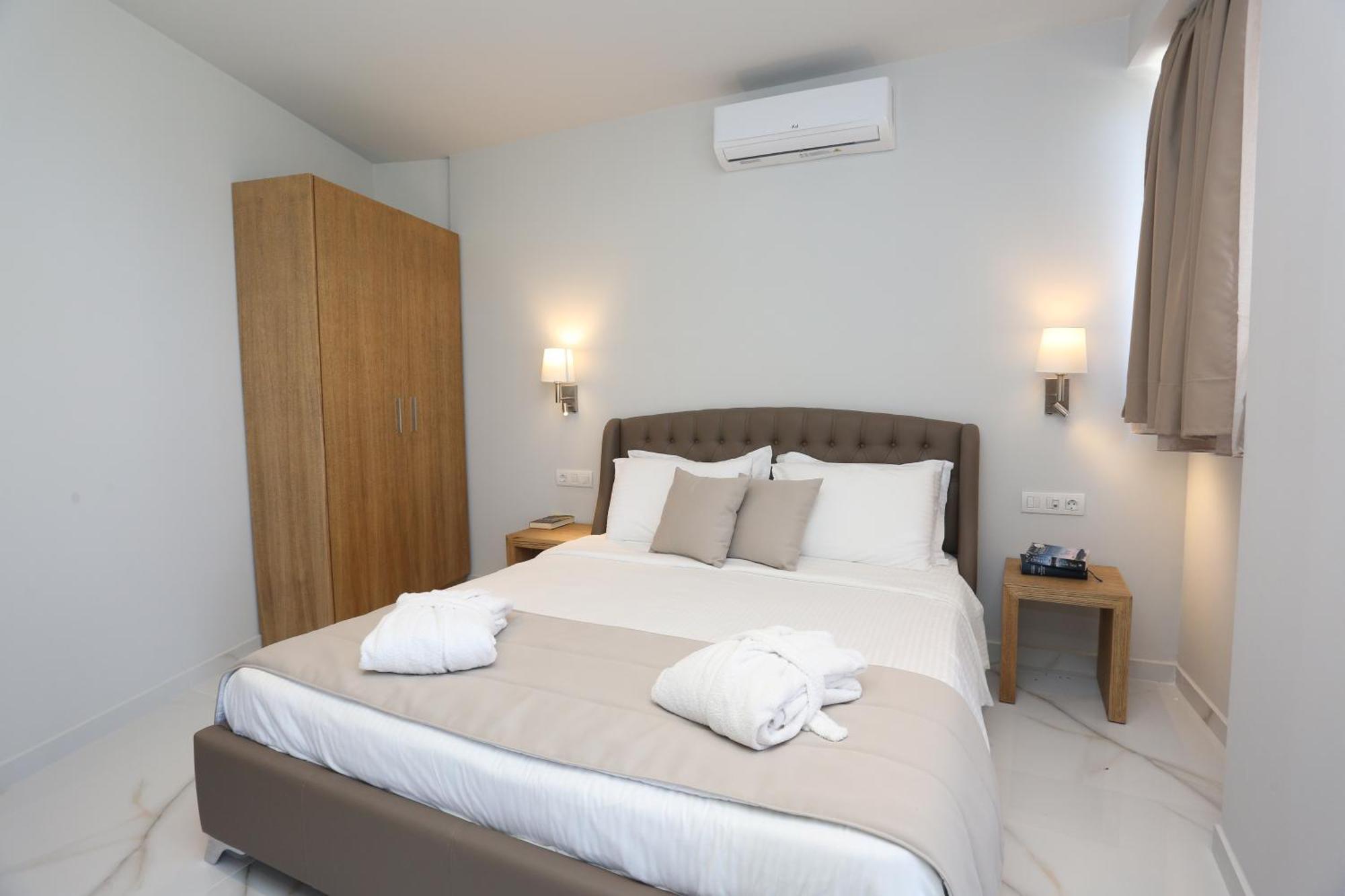 Alia Palace Hotel - Adults Only 16+ Chalkidiki ภายนอก รูปภาพ A bedroom in a hotel
