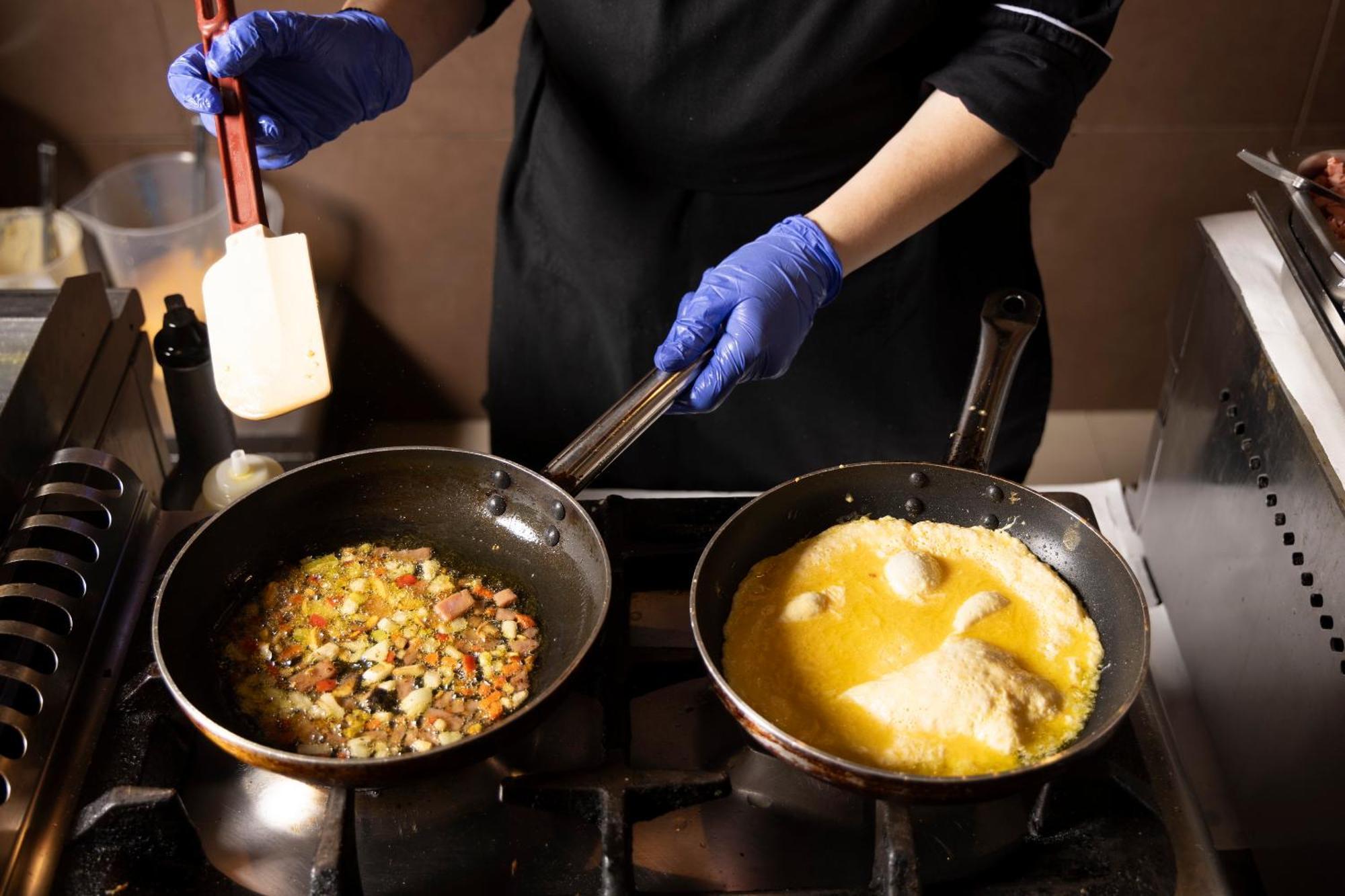 Alia Palace Hotel - Adults Only 16+ Chalkidiki ภายนอก รูปภาพ A chef cooking with a wok