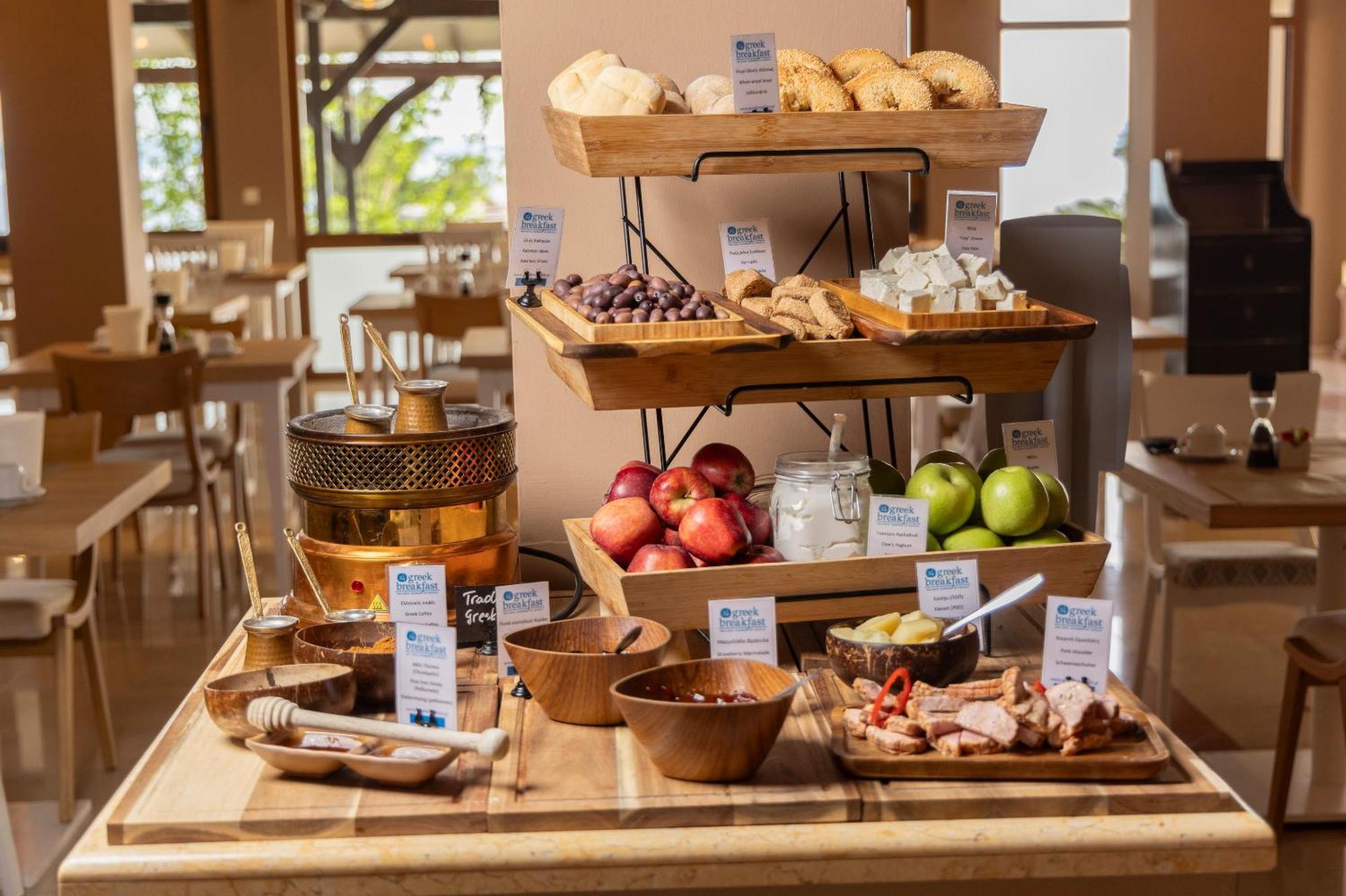 Alia Palace Hotel - Adults Only 16+ Chalkidiki ภายนอก รูปภาพ A buffet at a hotel