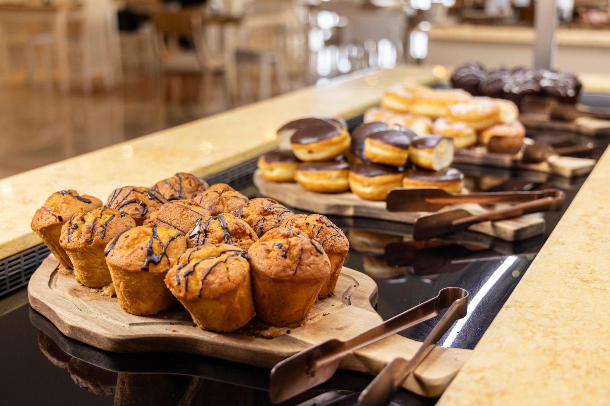Alia Palace Hotel - Adults Only 16+ Chalkidiki ภายนอก รูปภาพ A selection of pastries at a buffet