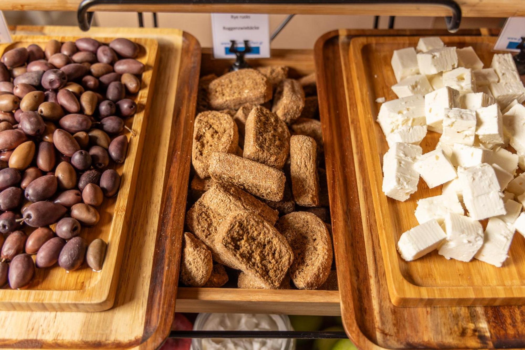 Alia Palace Hotel - Adults Only 16+ Chalkidiki ภายนอก รูปภาพ Feta cheese with olives and halva